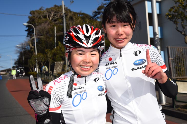 アジア選手権ロード女子ジュニアで優勝した下山美寿々（右）と3位の細谷夢菜（左）