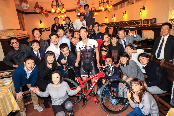 山本幸平選手ファンクラブ 決起集会として集まったサポーターたちと