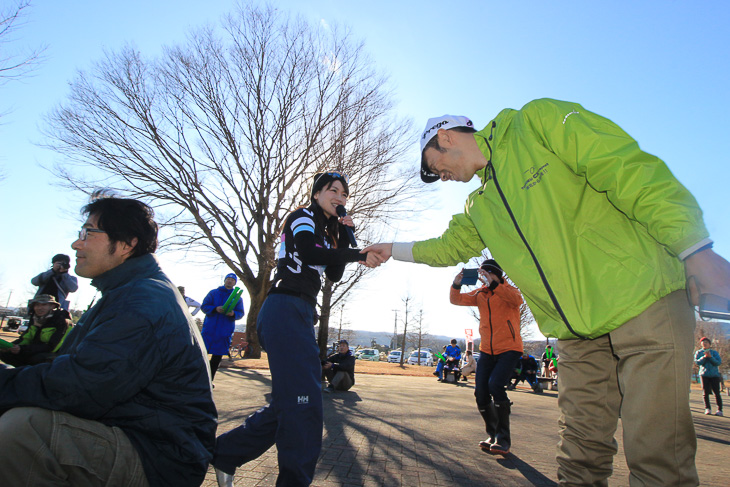 歌いながら、会場の皆さん全員と握手して回った