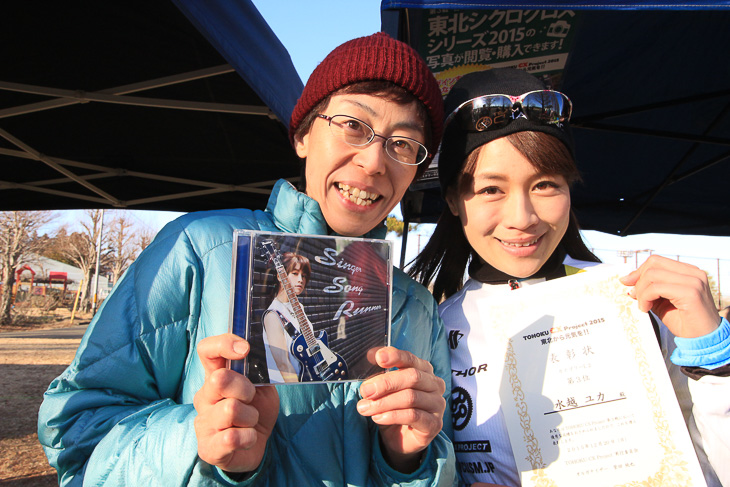 L1に優勝した高橋織江さん(PEDAL NATION)と。CD「Singer Song Runnner」にサインさせていただきました