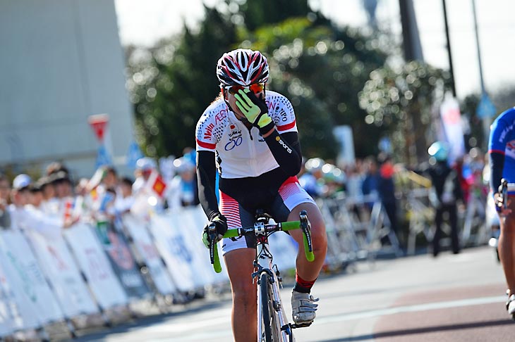 女子ジュニア　優勝した下山美寿々（大阪教育大付属高校天王寺校）左手で顔を覆う