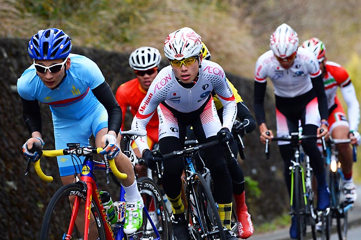 U23 7周目 先頭集団で登りをクリアする小橋勇利(シマノレーシング)と徳田優(鹿屋体育大学)