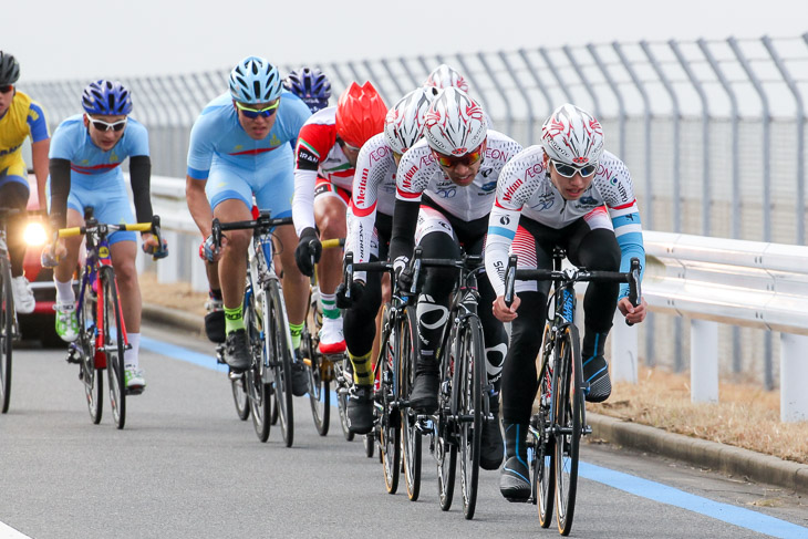 U23 8周目 先行する4人を追う秋田拓磨(朝日大学)雨澤毅明(宇都宮ブリッツェン)ら追走集団