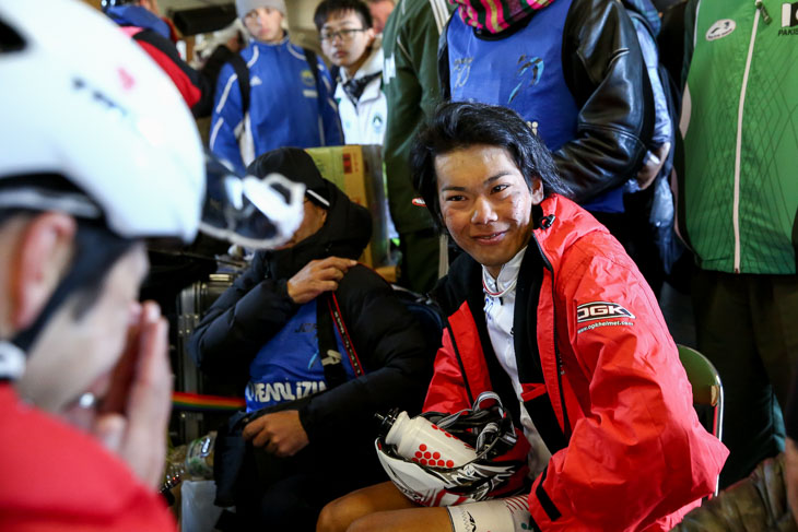 ゴール後に別府史之とレースを振り返る新城幸也