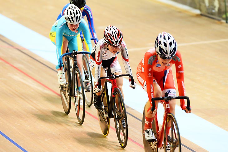 ポイントレース女子ジュニア リードするレン・ホイワー(香港)をマークする細谷夢菜(浦和工業高校)