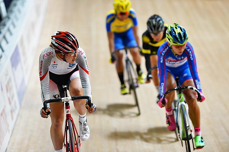 ポイントレース女子エリート ファン・ティンイン(台湾)を警戒する上野みなみ(鹿屋体育大学大学院)