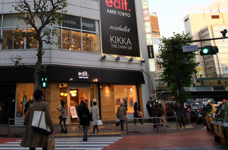 神南交差点に面するファッションビルの2階に東洋フレーム渋谷ギャラリーはある。