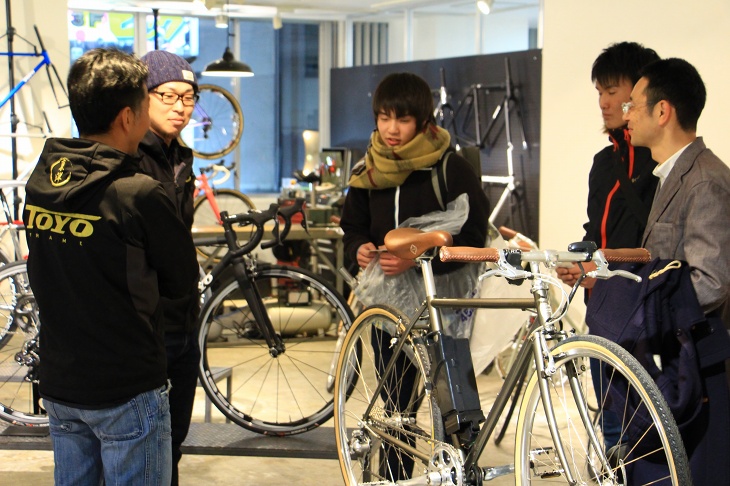 見学に訪れた東京サイクルデザイン専門学校の学生と話し込む石垣さん