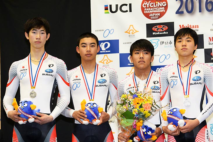 4km団体追抜き　男子ジュニア　2位銀メダルの日本チーム