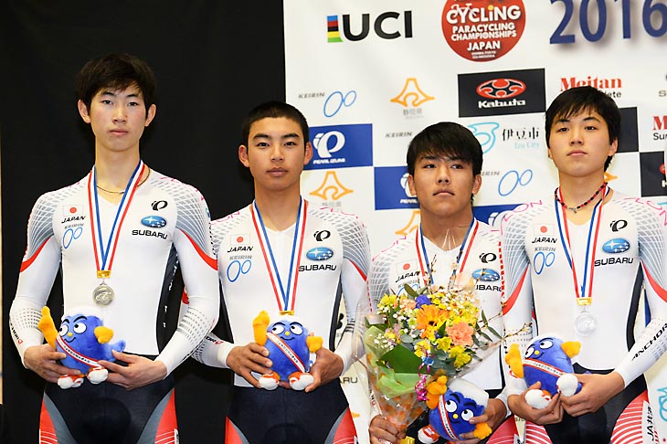 4km団体追抜き 男子ジュニア 2位銀メダルの日本チーム