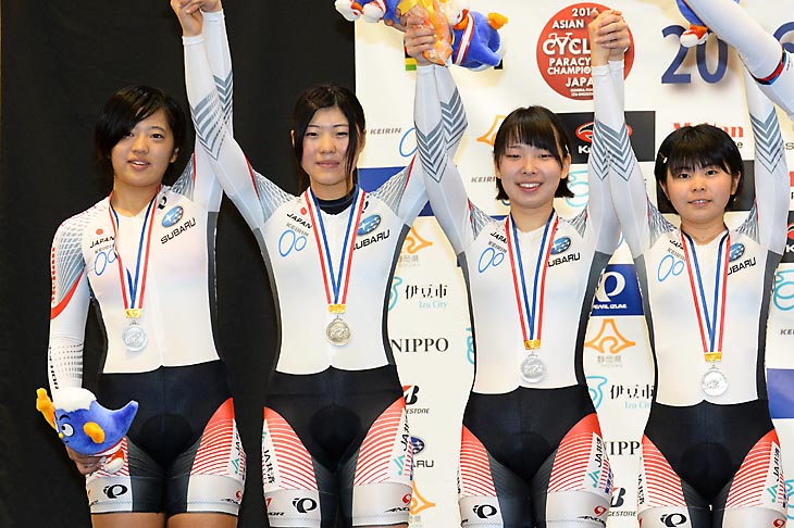 4km団体追抜き　女子ジュニア　2位銀メダルの日本チーム