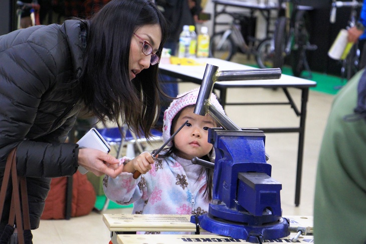 親子でヤスリがけを体験中