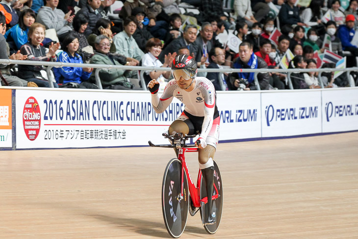 満員の観客から声援を受ける パラサイクリング男子C1-5 1kmTT 藤田征樹(茨城・日立建機株式会社)