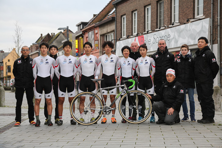 シクロクロス世界選手権2016日本チーム 左から2人目のスタッフが沢田雄一監督