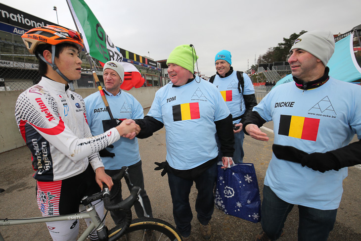 ベルギーのファンに激励される織田聖(Above Bike Store Cycle Club)