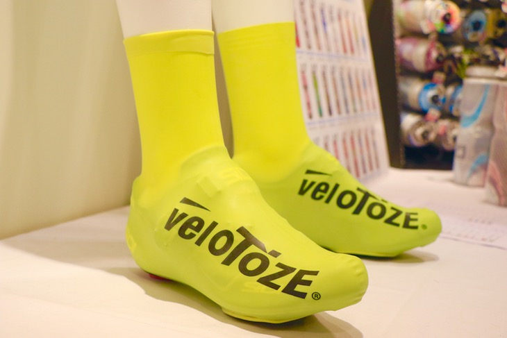 新たに取り扱いを開始するラテックス製のシューズカバー「veloToze(ヴェロトーゼ)」