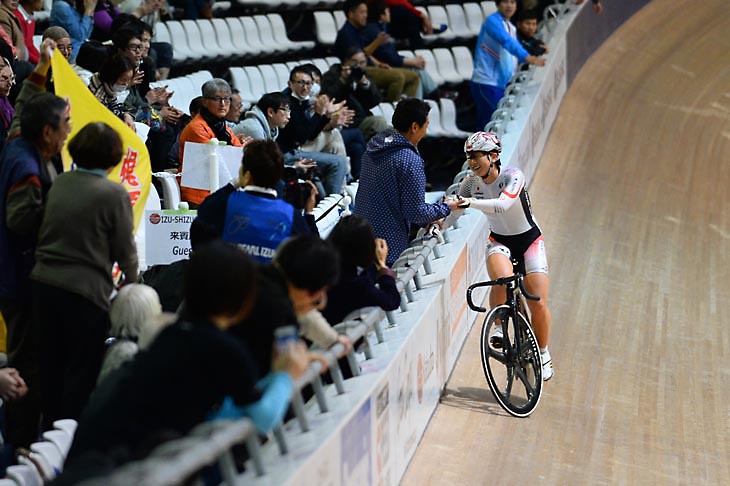 スクラッチで優勝して安達先生に祝福される梶原悠未（筑波大付属坂戸高校）