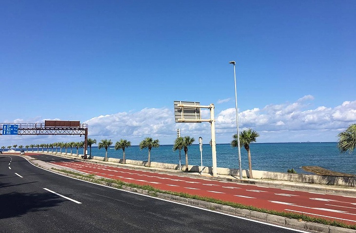 本当だったらこんな青い空と青い海を見ながらの快適サイクリングになる予定だったのに