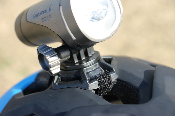 GoProなどのアクションカメラマウントが付属するヘルメットには、そのまま直付することができる