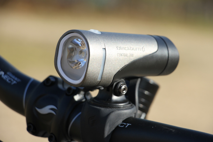 ブラックバーン CENTRAL 700 FRONT LIGHT