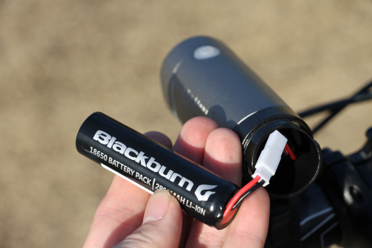 バッテリーは交換可能となっており、予備電池を使用することも可能だ