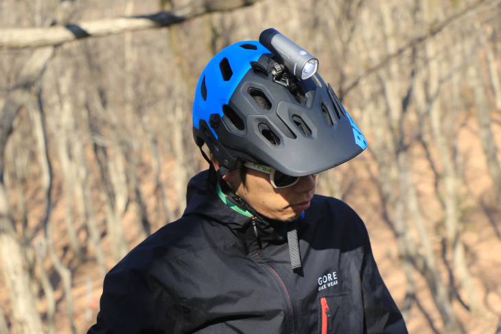 アクションカメラマウントが用意されているMTB系のヘルメットならば、スマートに取り付けられる（写真のヘルメットはベルSUPER 2）