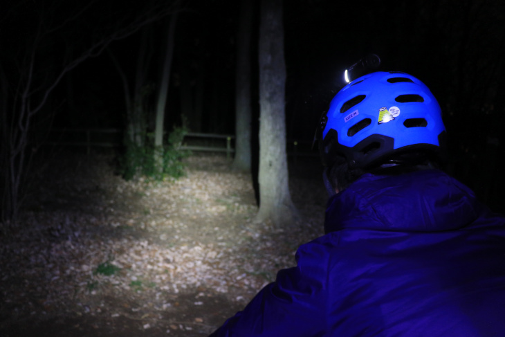 ヘルメットライトは常に目線の先を照らしだしてくれるため、安心感を高めてくれる