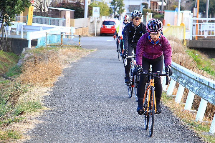 川沿いの道で重心バランスの取り方を練習しながら進んでいく