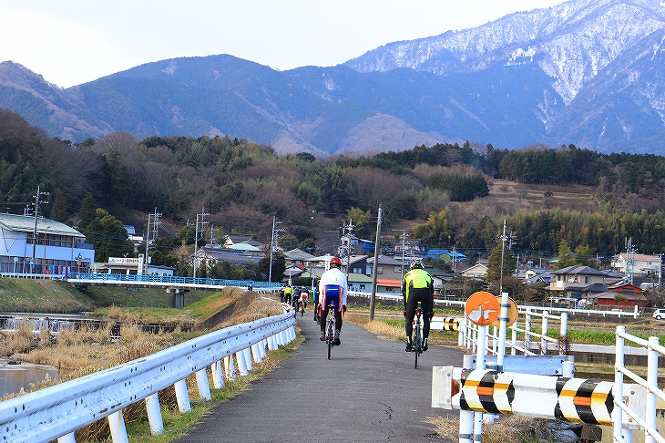 下りの実践をするための山に向かって走っていく