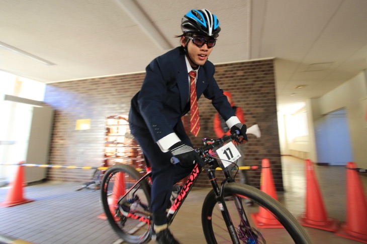MTBで登校する前田選手!後ろから生活指導の先生が追いかけてきそう