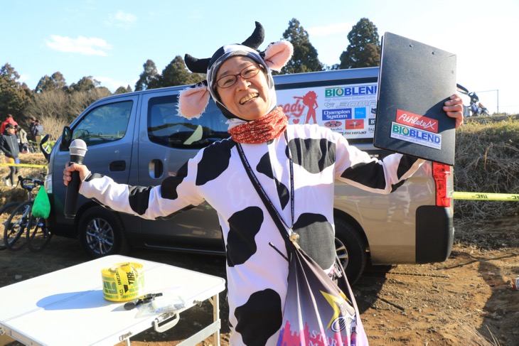 会場を盛り上げてくれたMCは牛さんこと須藤むつみさん