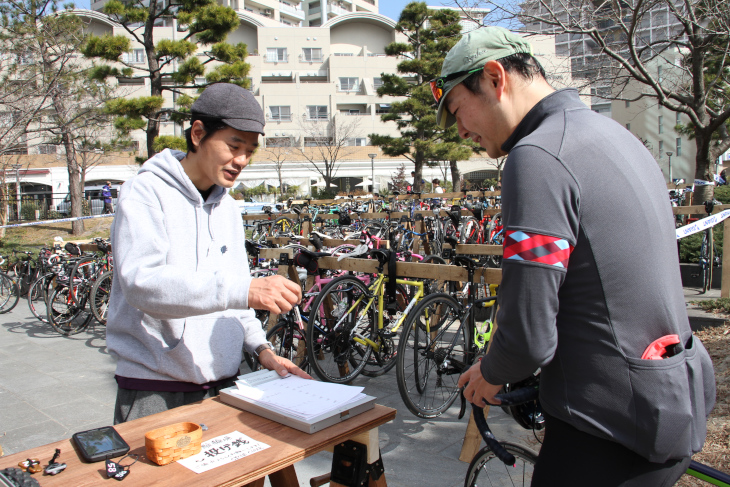 自転車で来場しても安心して楽しめるよう用意されたサイクルクローク（有人駐輪場）