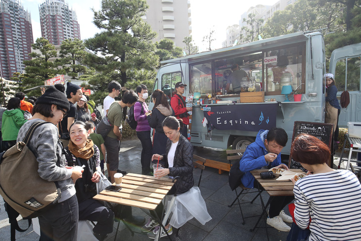 飲食ブースは大盛況。関西からもタベルナ・エスキーナが出店した