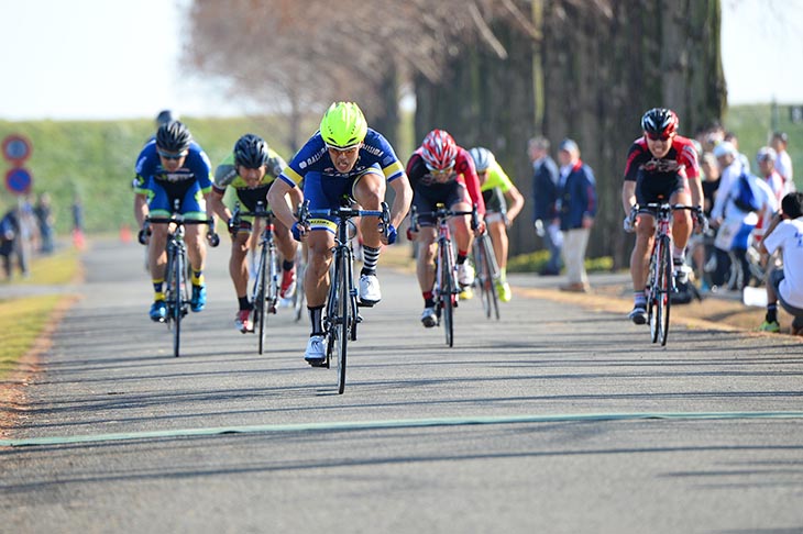 一般男子 小畑郁(なるしまフレンドレーシングチーム)を先頭にスプリント