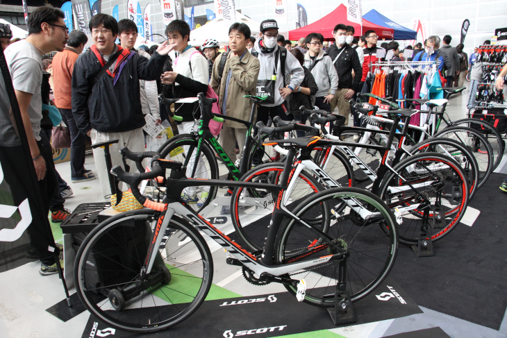 試乗待ちの列ができる人気ぶりのスコットブース