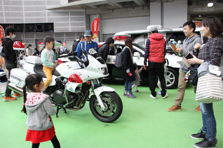 このイベントには埼玉県警も協力。交通安全教室や警察車両の展示を行った