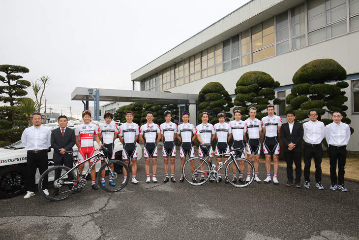 チームブリヂストンアンカー2016　上尾市のブリヂストンサイクル本社前で