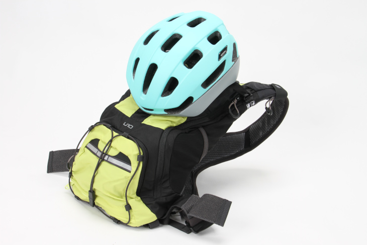 ヘルメットホルダーが設けられているため、休憩中などもスマートにヘルメットを持ち運ぶことができる