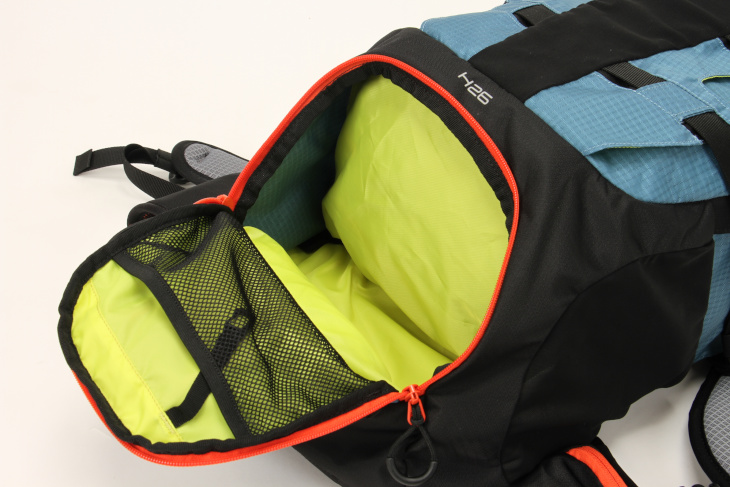 バッグ最下部のポケットも広々としている。仕切りを開けるとメインの荷室と1つになるため、荷物によって調整できる