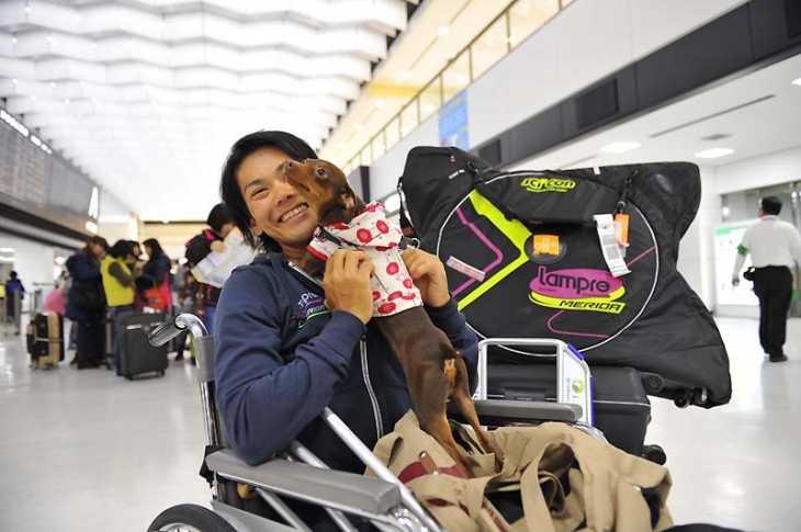 帰国し空港で出迎えた愛犬コリンと久々に対面して笑顔の新城幸也