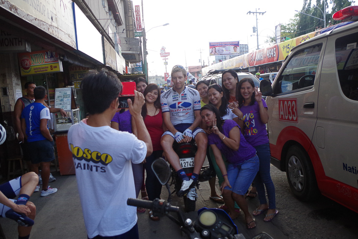 観客たちの記念写真に応じるウェズリー・サルツバーガー(オーストラリア、KINAN Cycling Team)