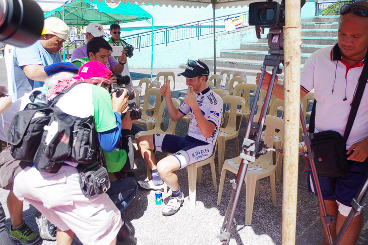 久々の勝利に喜ぶウェズリー・サルツバーガー(オーストラリア、KINAN Cycling Team)