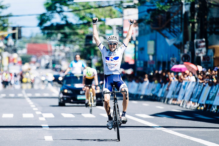 フィニッシュに飛び込むウェズリー・サルツバーガー(オーストラリア、KINAN Cycling Team)