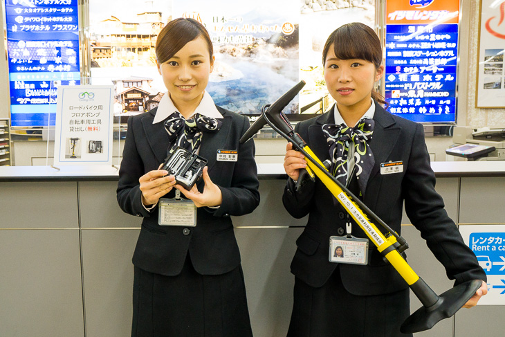 大分空港の総合案内所で貸し出してくれるフロアポンプと工具。輪行時にありがたいサービスだ