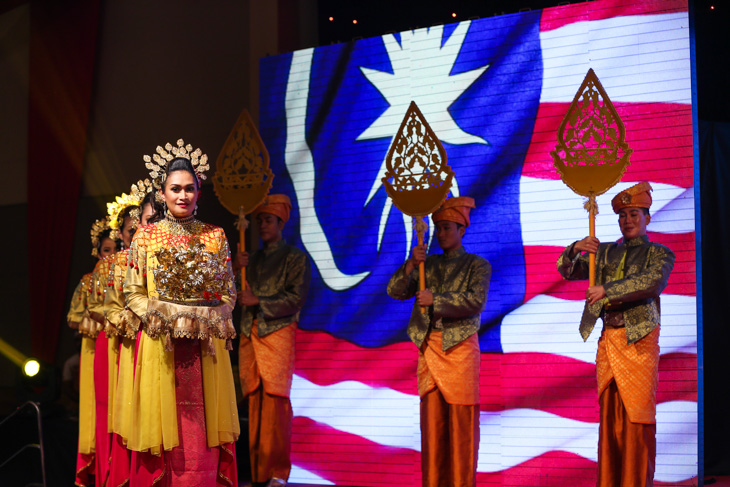 プレゼンテーション前にはマレーシアの伝統ダンスが披露される