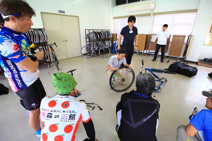 パンク修理の実技はすでに資格を持つ田代 恭崇 さん（リンケージサイクル）が講師を務めた