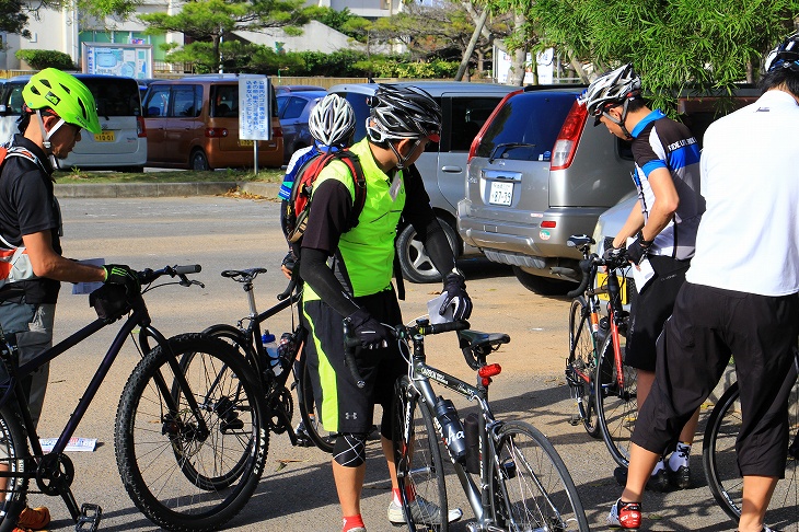 自転車がきちんと整備されているかのチェックもブリーフィングの一環だ