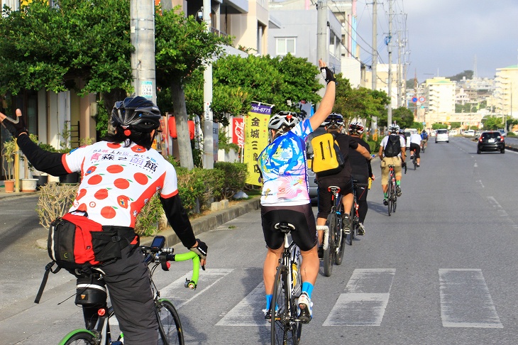 手信号もしっかりと。後続まで伝わるように大きく出すことが求められる