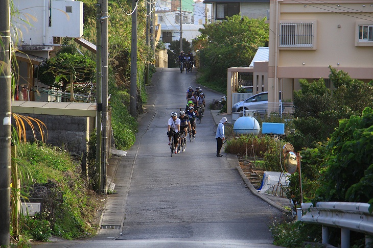 歩行者がいたら出来る限り大きく避ける