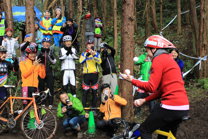 自転車の上でジャグリングはお手の物。会場にいた方が驚嘆の声をあげる